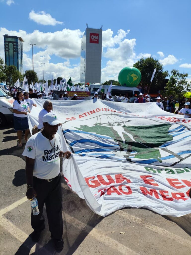 Atingidos de diversos estados caminharam pelas ruas de Brasília em luta por justiça à classe trabalhadora. Fotos: Arthur Macfadem / MAB