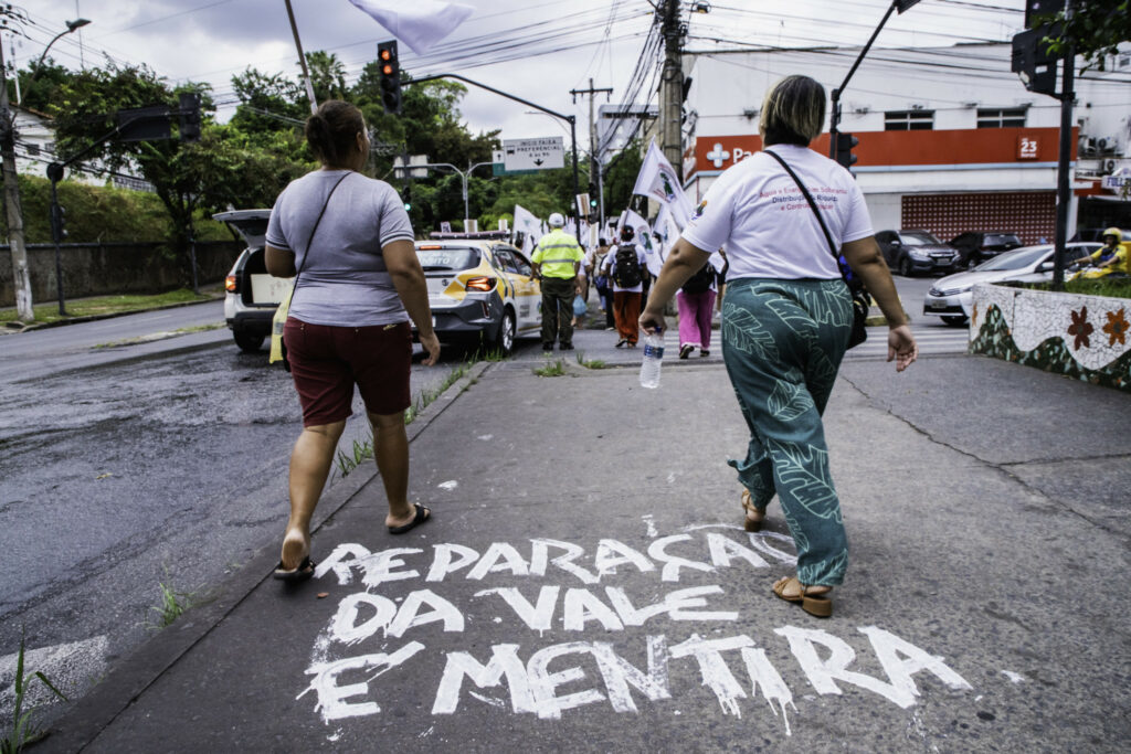 Intervenção do MAB junto à marcha das pessoas atingidas, em Belo Horizonte (MG), no dia 14 de março de 2025, data em que foi ajuizada a ação coletiva pela aplicação da PNAB ao Caso Brumadinho com pedido de auxílio emergencial. Foto: Daniela Paoliello / Guaicuy
