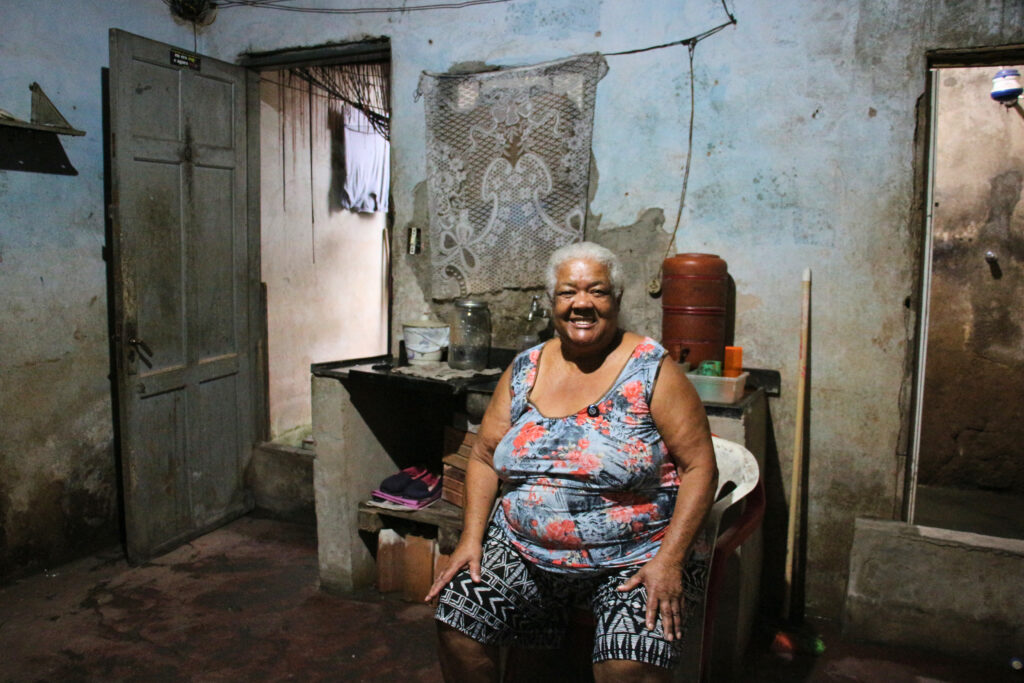 Dona Maria Duarte perdeu as contas de quantas vezes viu a água invadir a cozinha da casa que fica em frente ao córrego Jacuí, afluente do Rio Tietê. Foto: Victória Holzbach / MAB