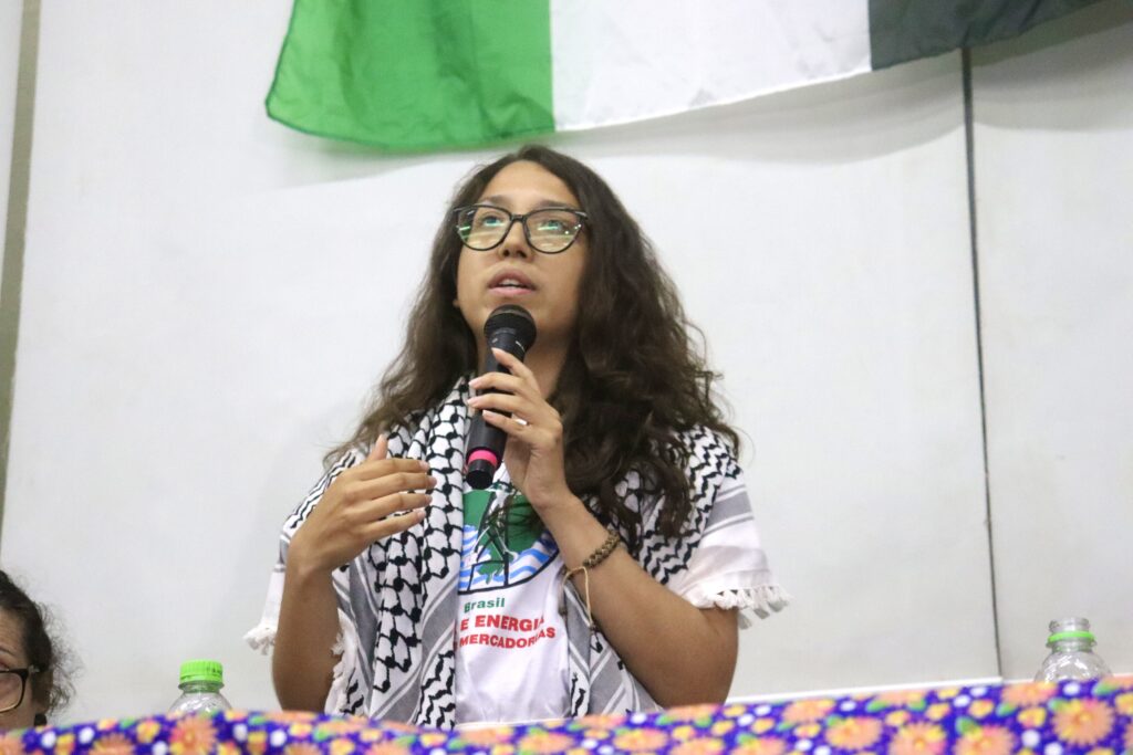 De volta ao Brasil, Bia compartilha os relatos da missão da Flotilha Global Sumud. Foto: Jordana Ayres / MAB