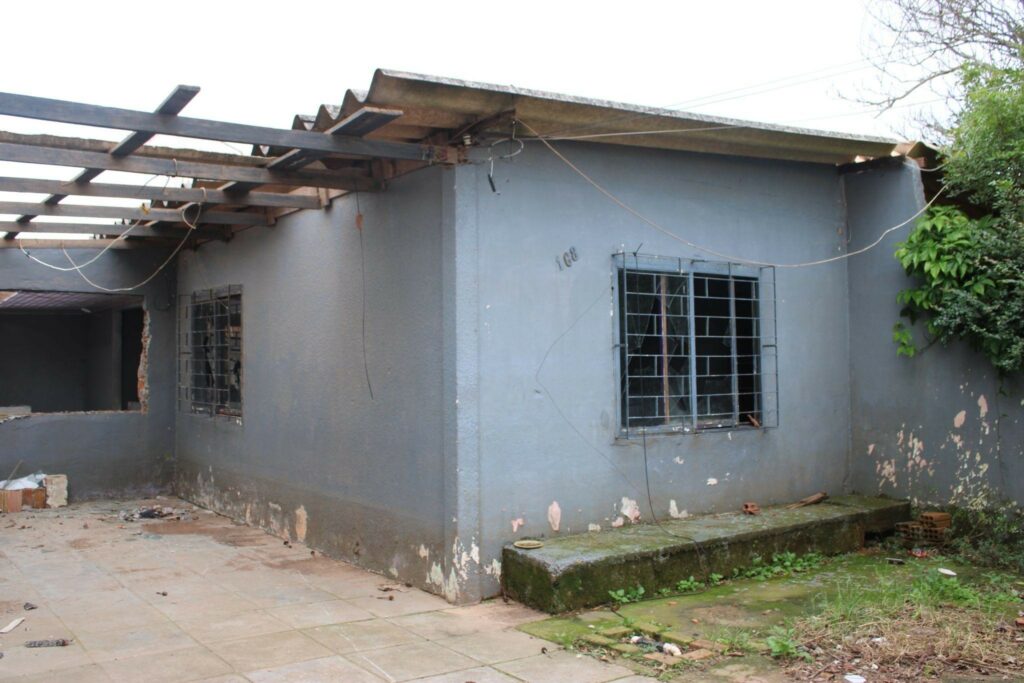 Casas abandonadas convivem com moradias habitadas. Foto: Maria Eduarda Leal / MAB