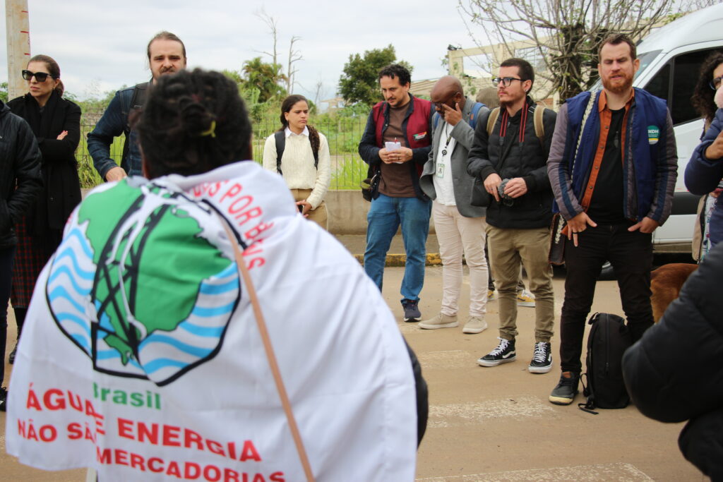 Durante a missão, o CNDH esteve na exposição de arpilleras, no Sarandi, em Porto Alegre e nos municípios atingidos no Vale do Taquari. Fotos: Comunicação MAB RS