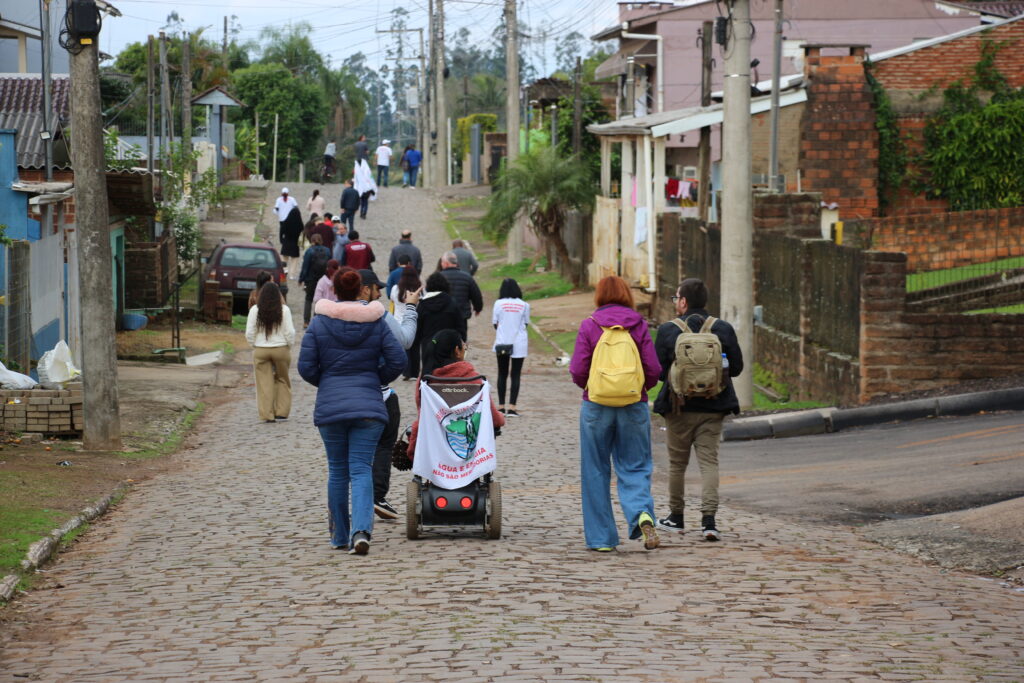 Durante a missão, o CNDH esteve na exposição de arpilleras, no Sarandi, em Porto Alegre e nos municípios atingidos no Vale do Taquari. Fotos: Comunicação MAB RS