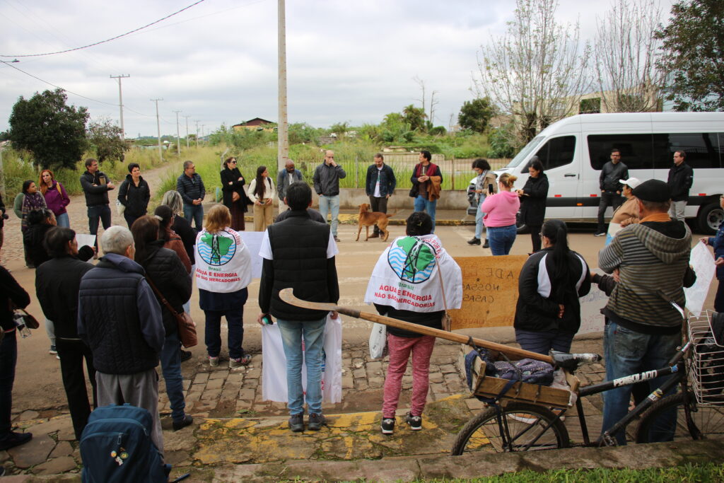 Durante a missão, o CNDH esteve na exposição de arpilleras, no Sarandi, em Porto Alegre e nos municípios atingidos no Vale do Taquari. Fotos: Comunicação MAB RS
