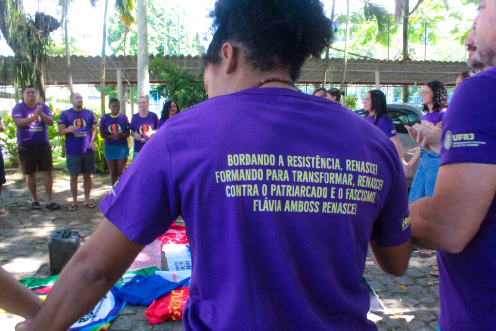O legado de Flávia Amboss estampa as costas da camiseta da 6ª turma do curso de Energia. Foto: Joyce Silva / MAB