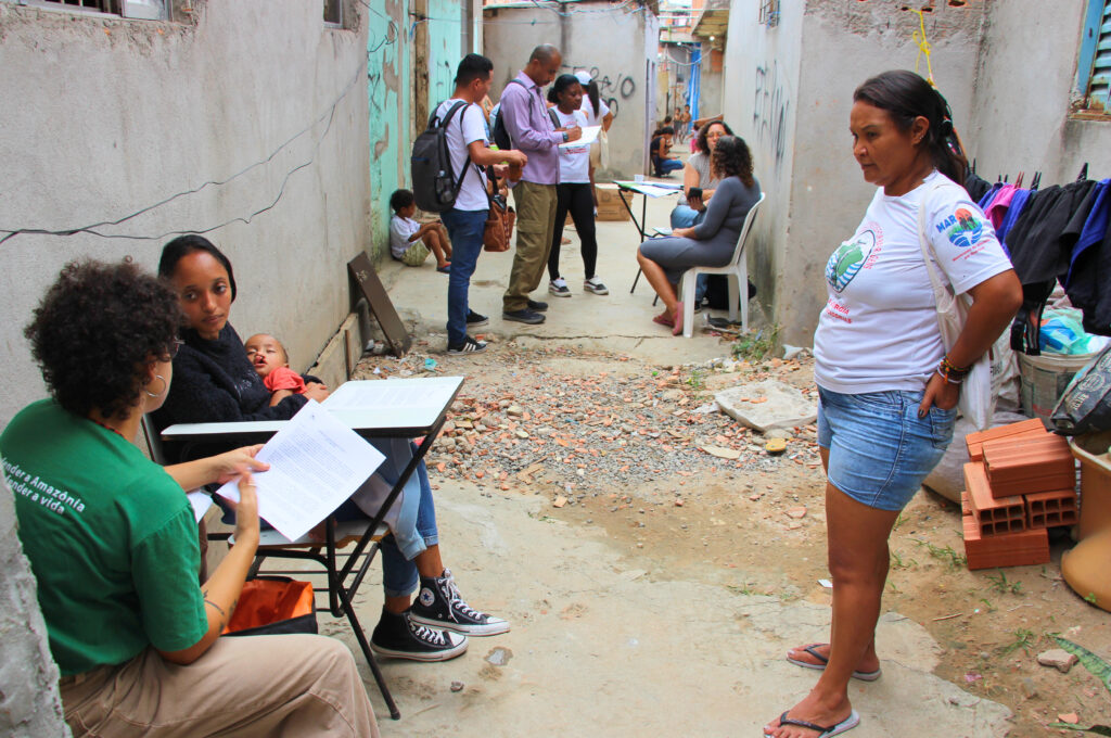 Pesquisadoras entrevistam atingidas no Jardim Lapena, uma das áreas mais atingidas nas cheias do córrego Jacuí. Foto: Victória Holzbach / MAB