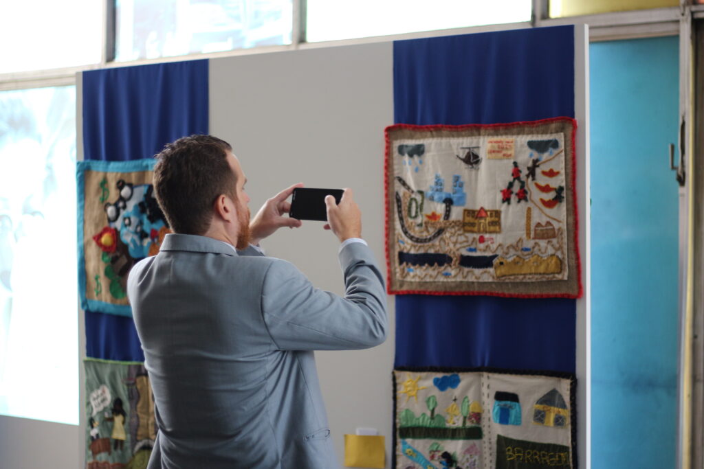 Durante a missão, o CNDH esteve na exposição de arpilleras, no Sarandi, em Porto Alegre e nos municípios atingidos no Vale do Taquari. Fotos: Comunicação MAB RS