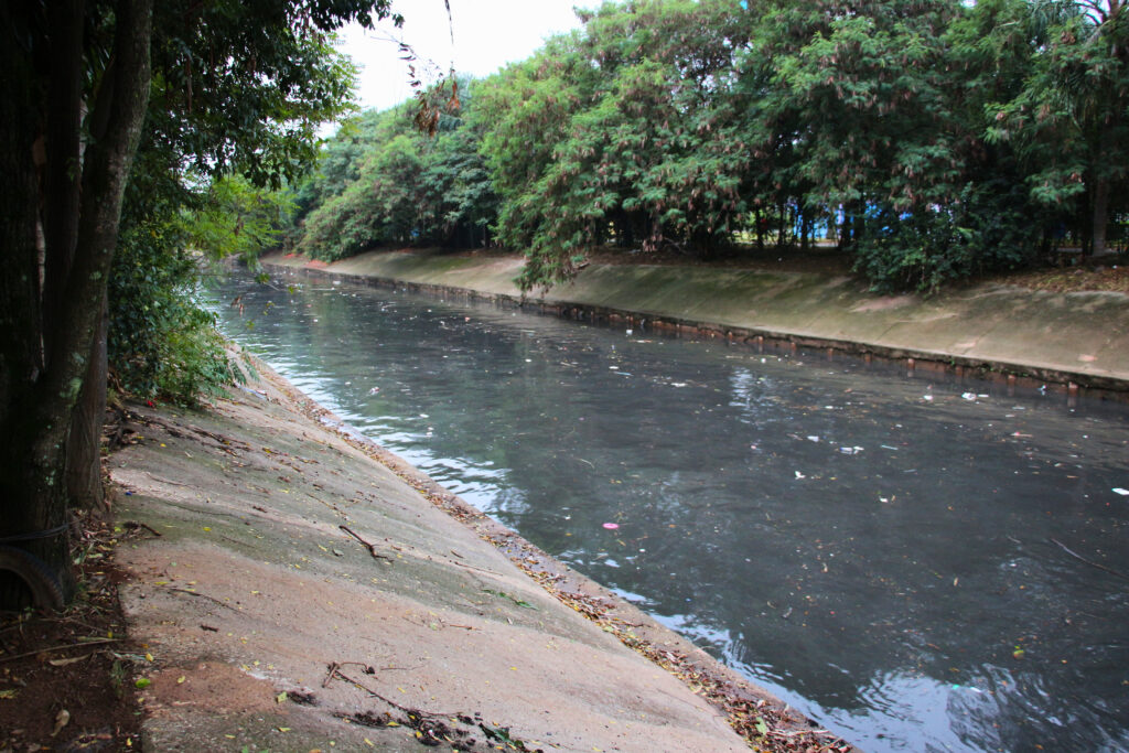 Mesmo sem chuva, a água invadiu a casa de dona Maria pelos ralos, devido à altura do Córrego Jacuí. Fotos: Victória Holzbach / MAB
