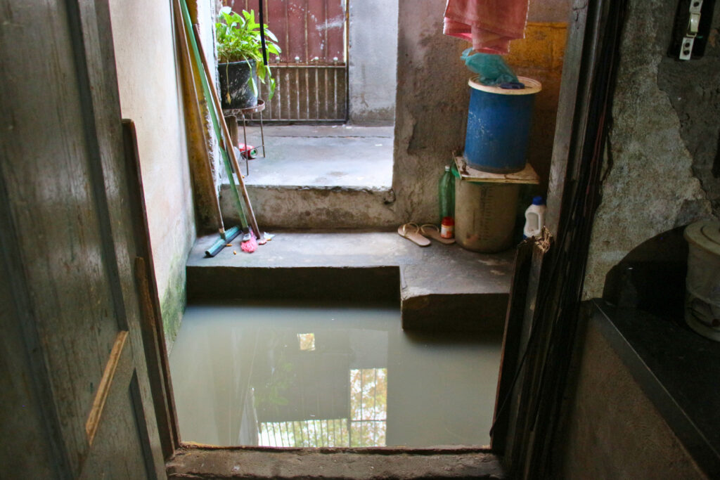 Mesmo sem chuva, a água invadiu a casa de dona Maria pelos ralos, devido à altura do Córrego Jacuí. Fotos: Victória Holzbach / MAB