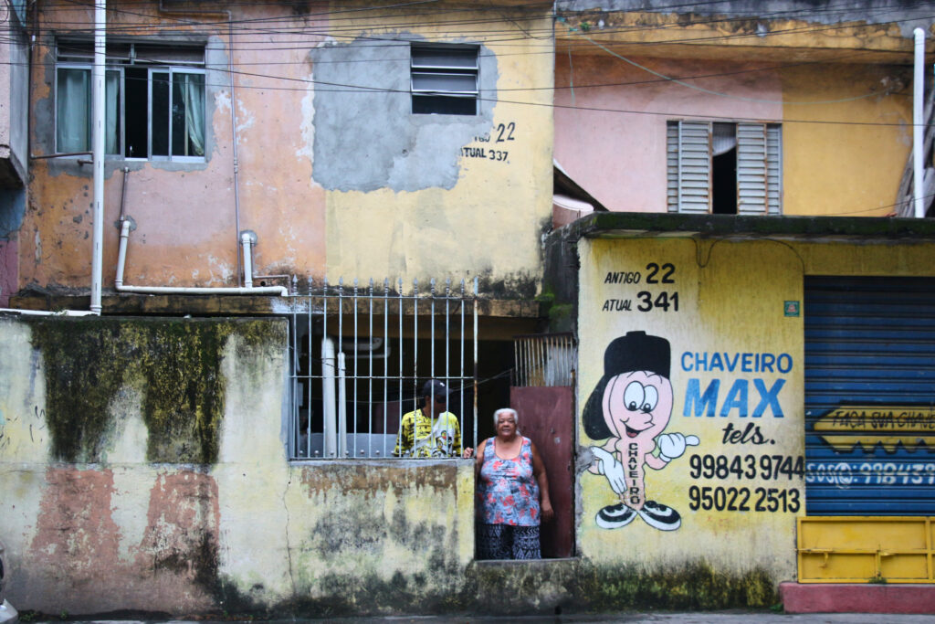 Mesmo sem chuva, a água invadiu a casa de dona Maria pelos ralos, devido à altura do Córrego Jacuí. Fotos: Victória Holzbach / MAB