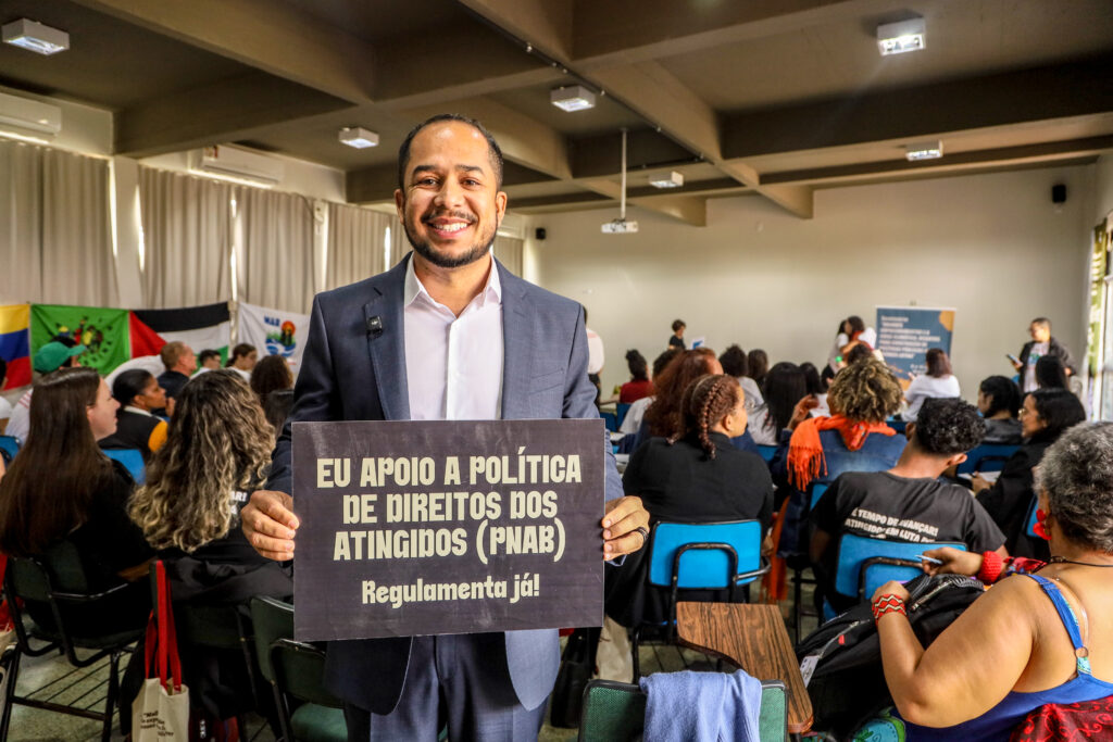 Pesquisadores, representantes do governo federal e atingidos debateram os impactos da crise climática e os desafios para a garantia de direitos. Foto: Nívea Magno / MAB
