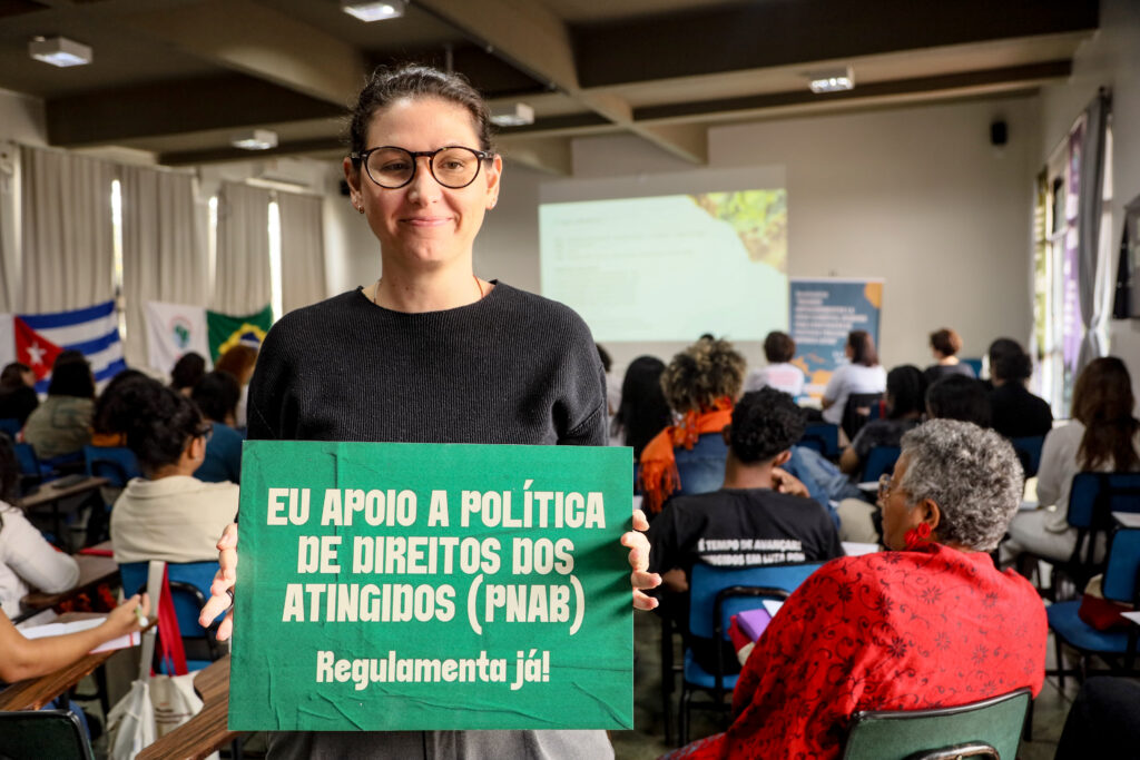 Pesquisadores, representantes do governo federal e atingidos debateram os impactos da crise climática e os desafios para a garantia de direitos. Foto: Nívea Magno / MAB