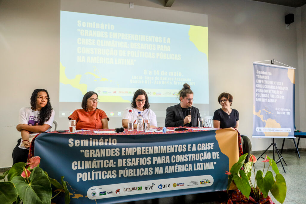 Pesquisadores, representantes do governo federal e atingidos debateram os impactos da crise climática e os desafios para a garantia de direitos. Foto: Nívea Magno / MAB