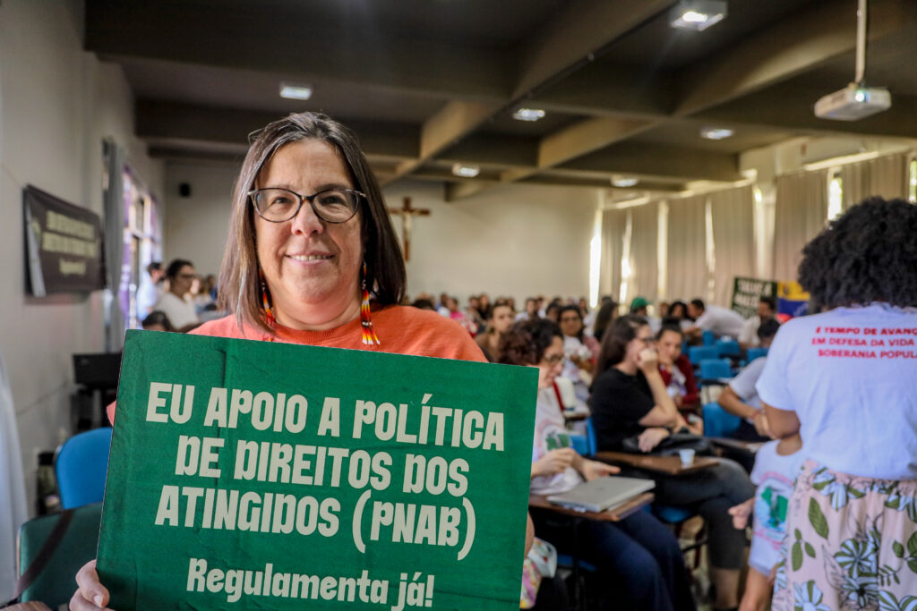 Pesquisadores, representantes do governo federal e atingidos debateram os impactos da crise climática e os desafios para a garantia de direitos. Foto: Nívea Magno / MAB