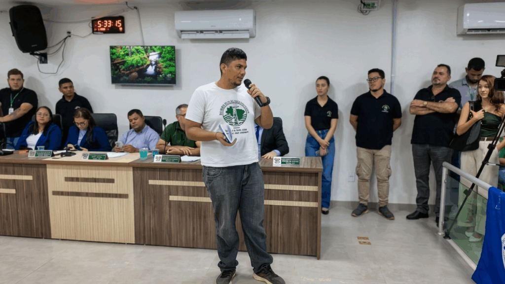 Jeferson Dias expôs os pontos denunciados pelo Movimento dos Atingidos por Barragens (MAB). Imagem: Transmissão Câmara Municipal de Altamira no Youtube 

