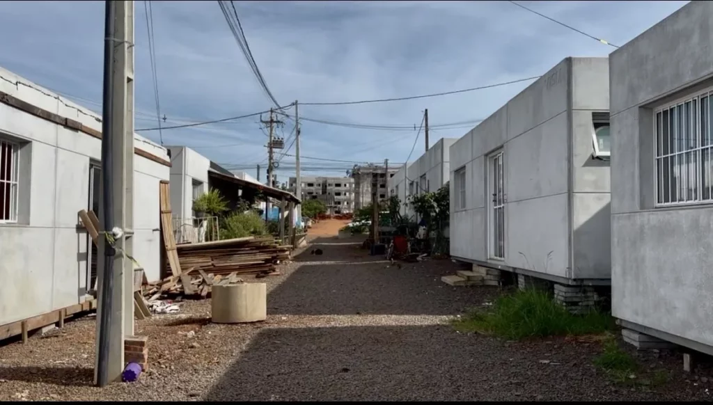 Desabrigados seguem vivendo em containers em algumas cidades gaúchas atingidas pela enchente histórica de 2024, Foto: Maria Eduarda Leal / MAB