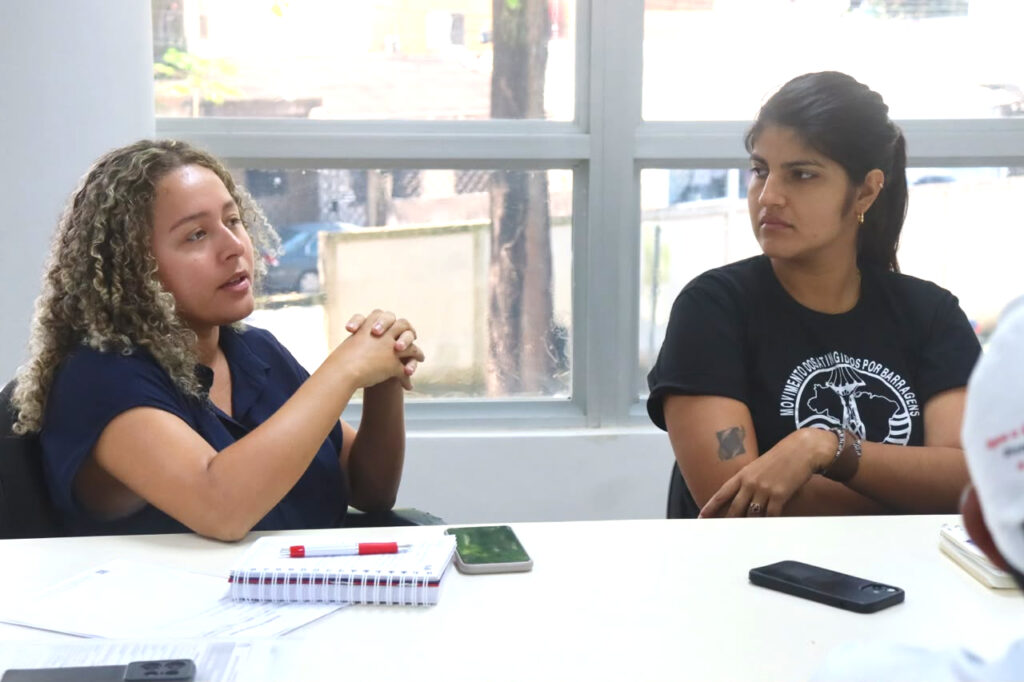 Jaqueline Damasceno e Isabela Lima, da coordenação do MAB em Belém, acompanharam a mesa de negociações e reforçaram a necessidade de garantir os direitos das famílias atingidas pelas obras da Avenida Liberdade. Foto: Jordana Ayres / MAB