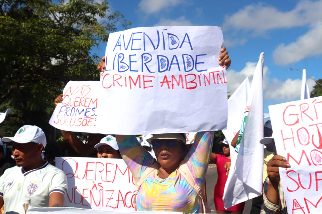 Moradora da Comunidade dos Navegantes durante protesto contra a Avenida Liberdade, em Belém (PA), após impactos provocados pelas obras. Foto: Jordana Ayres / MAB