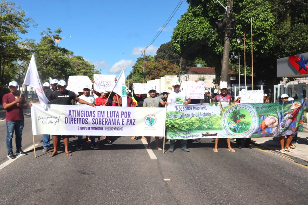 Moradores da Comunidade dos Navegantes em ato fechando a Avenida Almirante Barroso, em frente à Secretaria de Estado de Infraestrutura e Logística (Seinfra), em Belém (PA). Foto: Jordana Ayres / MAB