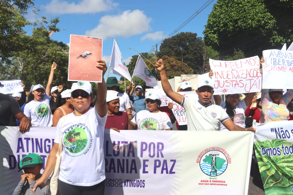 Lideranças da Comunidade dos Navegantes exigem justiça e reparação dos danos causados pela Avenida Liberdade e pela falta de compromisso do governo do Estado com os seus direitos. Foto: Jordana Ayres / MAB