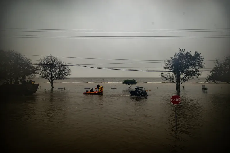 Resgate na cidade de Pelotas (RS), durante a enchente da Lagoa dos Patos. Foto: Michel Corvello