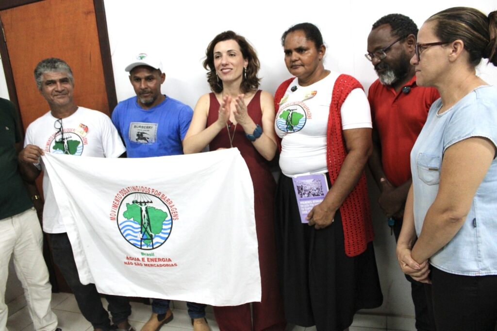 A ministra do Desenvolvimento Agrário e Agricultura Familiar (MDA), Fernanda Machiaveli (no centro), esteve em diálogo com militantes e lideranças do Movimento dos Atingidos por Barragens (MAB). Foto: Cícero Batista