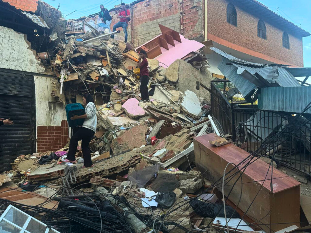 Abalos de magnitude 7,2 e 7,5 deixaram pelo menos 164 mortos, 971 feridos e milhares de pessoas afetadas pela perda de familiares, moradias e bens materiais. Foto: TeleSUR