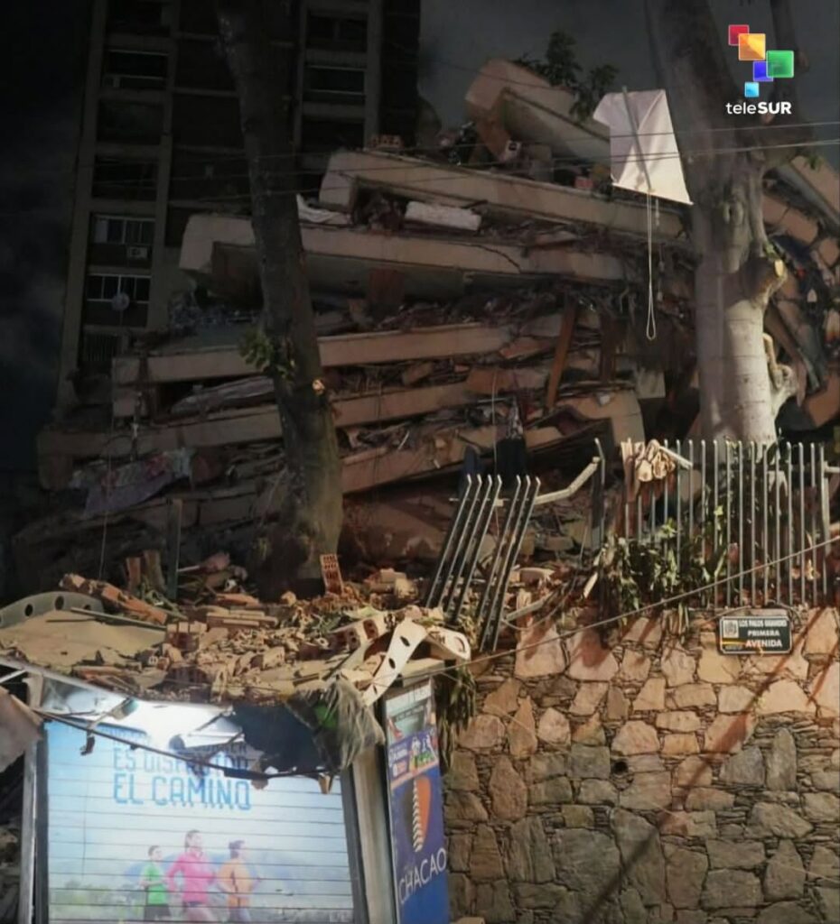 Moradias destruídas, famílias em fuga e comunidades em meio aos escombros revelam a dimensão da tragédia causada pelos terremotos que atingiram a Venezuela. Fotos: TeleSUR
