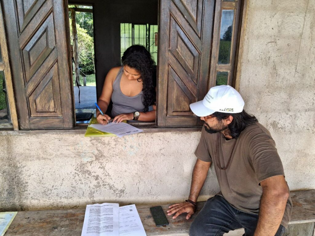 Equipe técnica, militantes e beneficiários durante visitas de reconhecimento das áreas, aplicação de diagnósticos e coleta de documentações das famílias. Foto: Klézi Martins / MAB