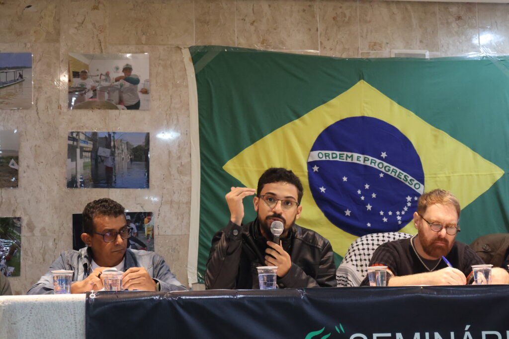 Roberto Oliveira, militante do MAB do estado do Rio de Janeiro, apontou que o desabamento de encostas é um problema de classe. foto: Thamires Pinheiro / MAB