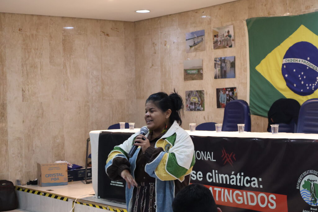 Sônia Guajajara lembrou das ameaças da exploração das terras raras. Foto: Tamires Pinheiro / MAB
