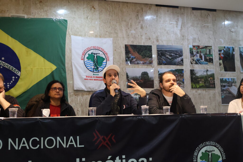 Arthur Macfadem expôs a falta de dados sobre a população atingida pela crise climática em cidades paulistas. Foto: Tamires Pinheiro / MAB