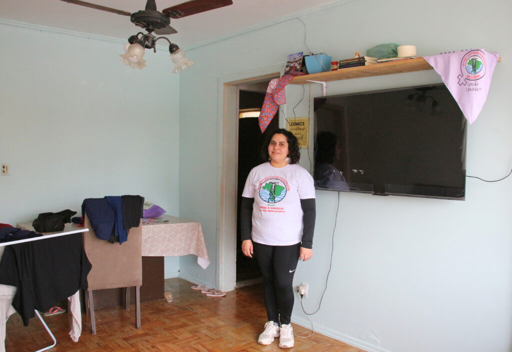 A atingida celebra a conquista do novo apartamento, perto da escola dos filhos, na capital gaúcha. Foto: Victória Holzbach / MAB