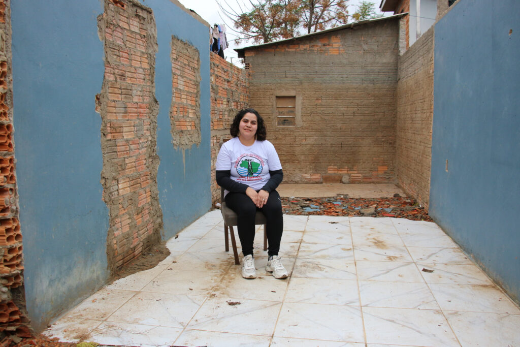 Keise Lopes no terreno onde havia a casa que foi atingida pela enchente na Ilha Grande dos Marinheiros. Foto: Victória Holzbach / MAB