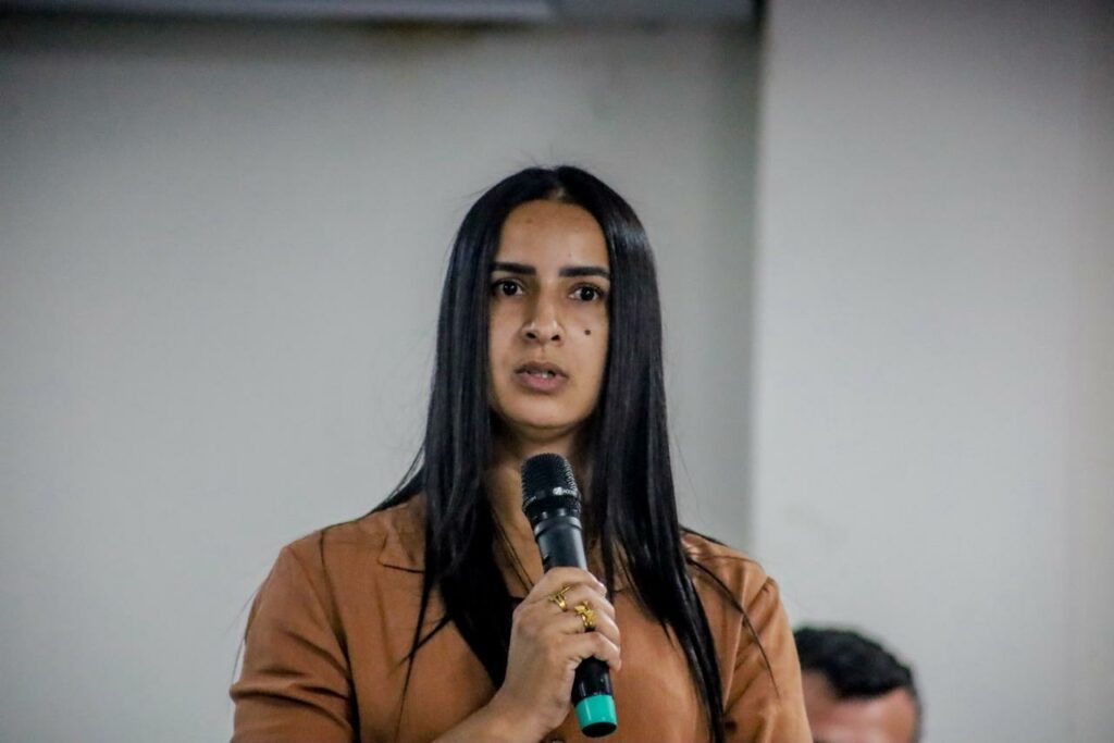 Paloma Pessoa durante audiência pública na cidade de Araçuaí (MG). Foto: Nívea Magno/ MAB
