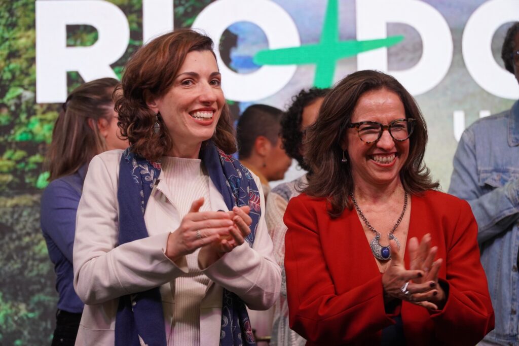 A Ministra do Desenvolvimento Agrário e Agricultura Familiar, Fernanda Machiaveli ao lado de Adriana Aranha, gerente extraordinária de Reparação da Bacia do Rio Doce da Anater/MDA, durante evento em Mariana (MG). Foto: Thiago Matos / AEDAS