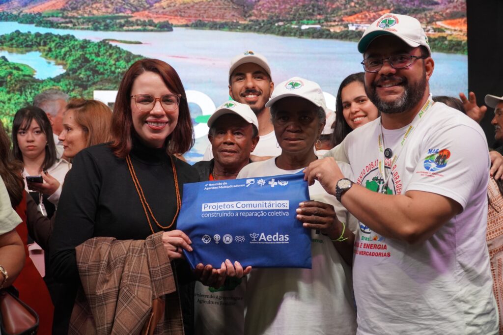 Loroana Santana, presidenta da Anater e Thiago Alves, integrante da coordenação nacional do MAB, junto a atingidos, atingidas, durante evento em Mariana (MG). Foto: Thiago Matos / AEDAS