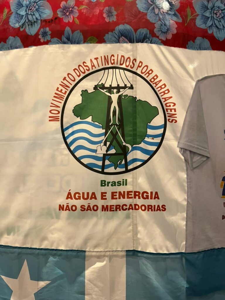Objetos reunidos durante o 4º Encontro Internacional de Atingidos por Barragens e Crise Climática, realizado em Belém (PA), evidenciam a dimensão internacional da luta em defesa dos rios, dos territórios e dos povos atingidos. Fotos: Isabella Rjeille