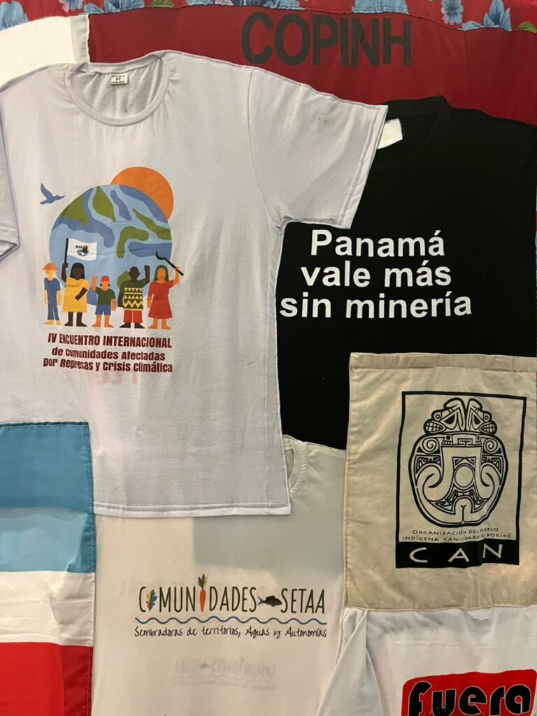 Objetos reunidos durante o 4º Encontro Internacional de Atingidos por Barragens e Crise Climática, realizado em Belém (PA), evidenciam a dimensão internacional da luta em defesa dos rios, dos territórios e dos povos atingidos. Fotos: Isabella Rjeille