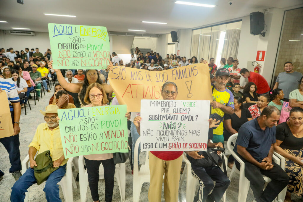 Comunidades atingidas do Vale do Jequitinhonha protestam contra a ações da mineradora Sigma em audiência realizada em Araçuaí (maio, 2026). Foto: Nívea Magno /  MAB