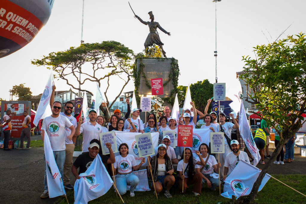 Integrantes do Movimento dos Atingidos por Barragens (MAB) levaram às ruas a defesa da regulamentação da Política Nacional de Direitos das Populações Atingidas por Barragens (PNAB) e reivindicações por soberania, justiça social e garantia de direitos para as populações atingidas. Foto: Gabrielle Sodré / MAB