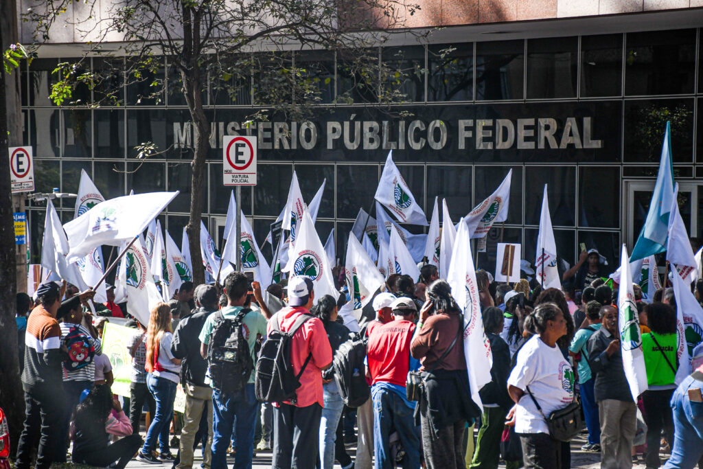 Atingidos e atingidas pelo crime da Vale em Brumadinho manifestam em frente ao Ministério Público Federal em Belo Horizonte (MG). Foto: Felipe Cunha / ADAI
