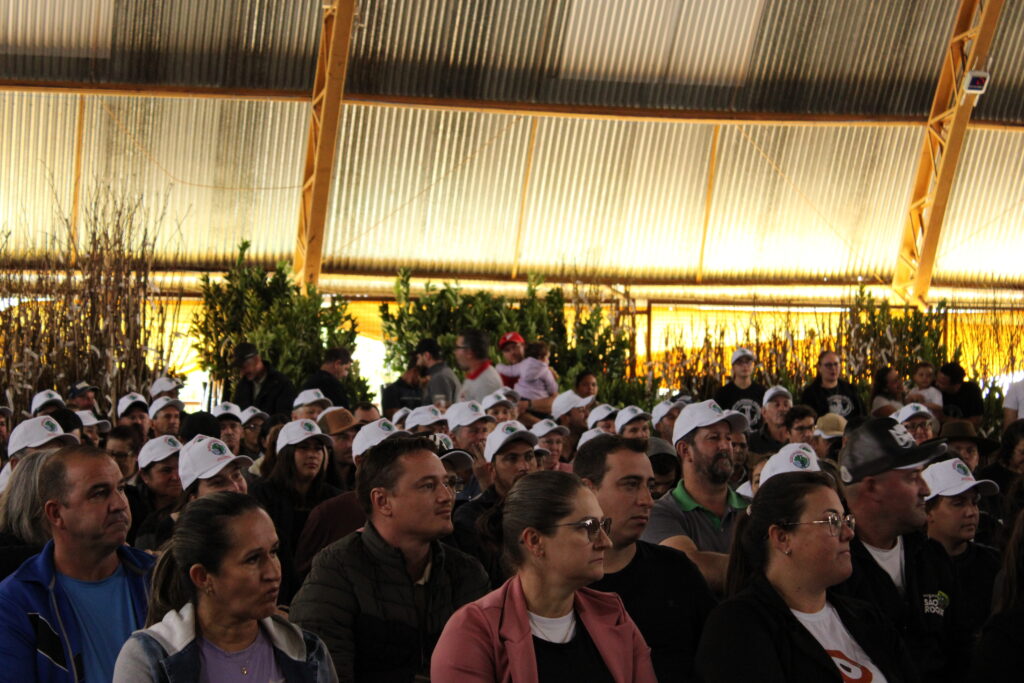 Ato em Chopinzinho (PR) reuniu cerca de 600 pessoas para celebrar a entrega de projetos que fortalecem as famílias atingidas por barragens e a agricultura familiar. Foto: Carolina Scorce / MAB