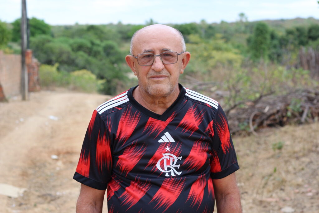 Seu Francisco das Chagas da Silva lembra dos antepassados, enterrados no cemitério da comunidade que também ficará debaixo d'água. Foto: Victória Holzbach / MAB