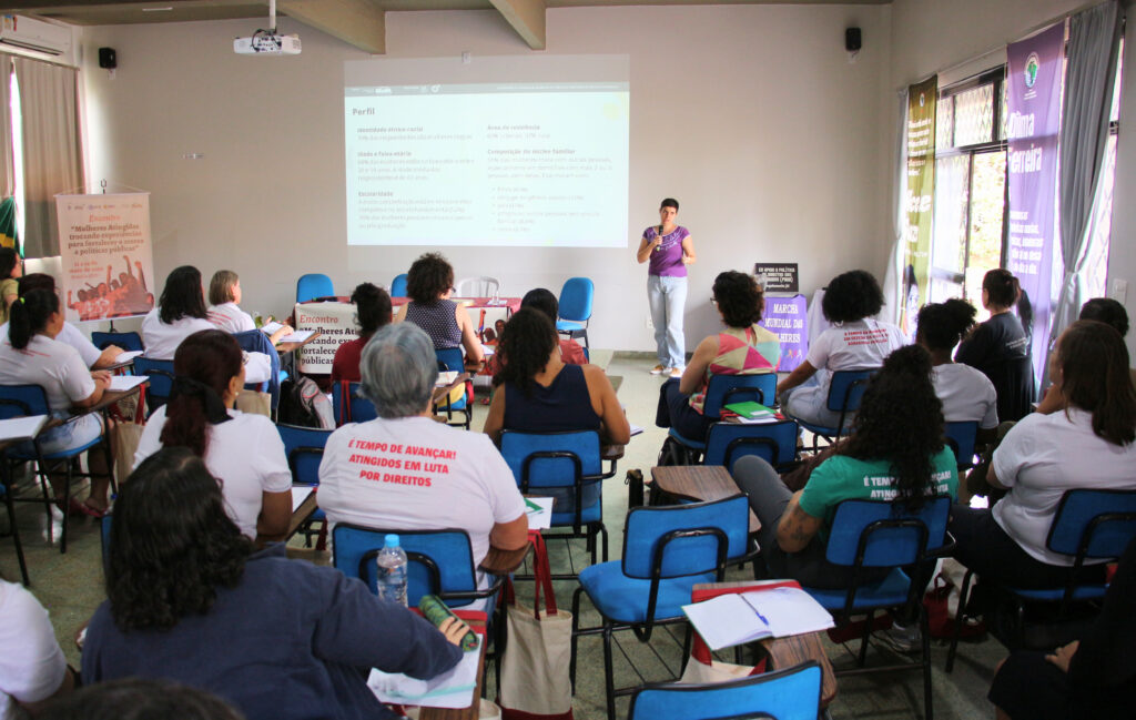 A coordenadora Bia Schwenck apresentou os dados da pesquisa durante encontro de mulheres atingidasFoto: Victória Holzbach / MAB 