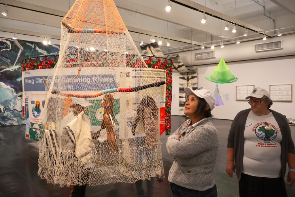 Após a performance Atarraya, militantes do MAB conheceram a exposição em uma visita guiada por Carolina Caycedo. As obras dialogam com a resistência dos povos atingidos por barragens e a defesa das águas e dos territórios. Fotos: Tamires Pinheiro / MAB