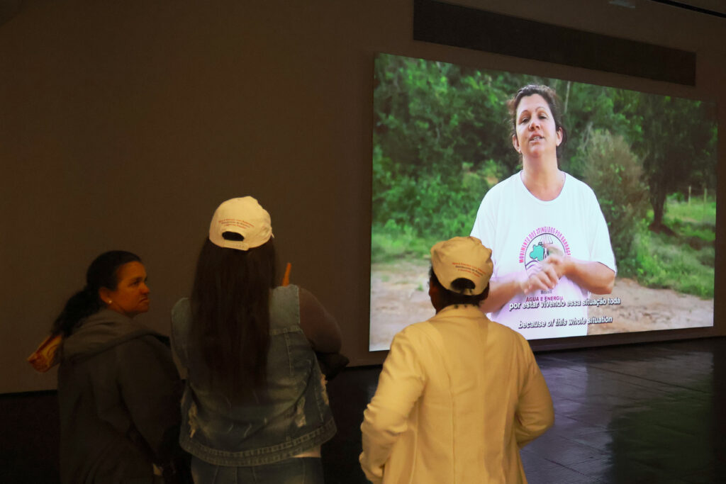 Após a performance Atarraya, militantes do MAB conheceram a exposição em uma visita guiada por Carolina Caycedo. As obras dialogam com a resistência dos povos atingidos por barragens e a defesa das águas e dos territórios. Fotos: Tamires Pinheiro / MAB