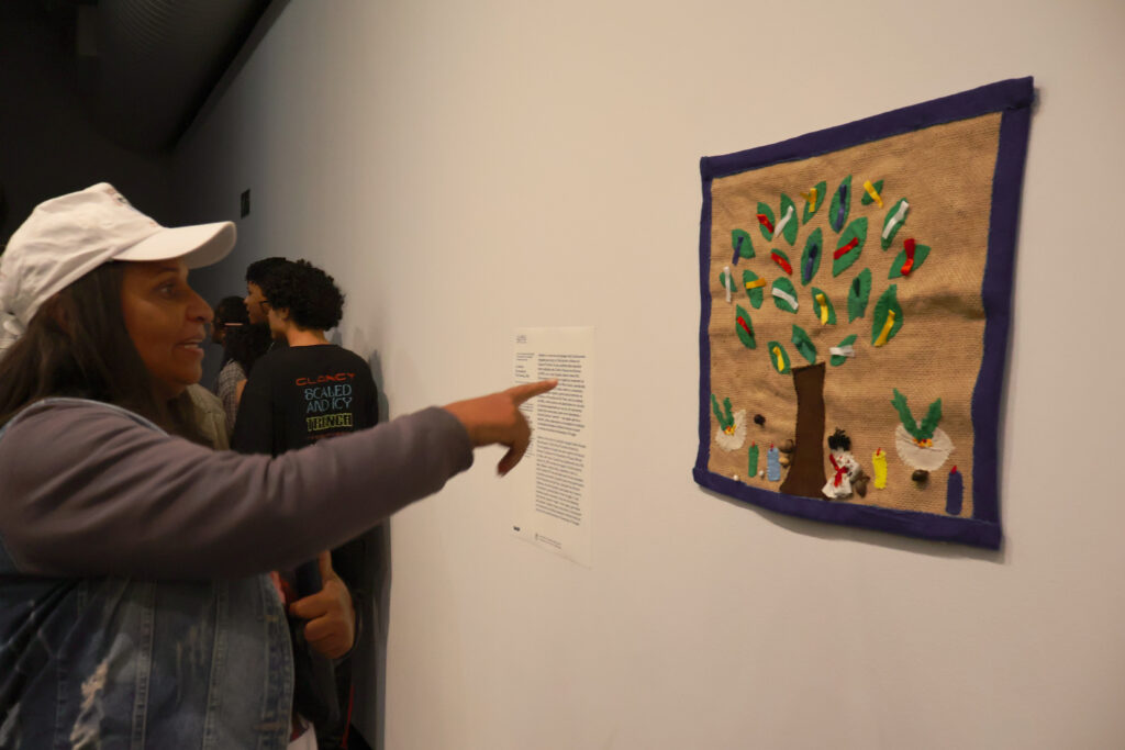 Após a performance Atarraya, militantes do MAB conheceram a exposição em uma visita guiada por Carolina Caycedo. As obras dialogam com a resistência dos povos atingidos por barragens e a defesa das águas e dos territórios. Fotos: Tamires Pinheiro / MAB