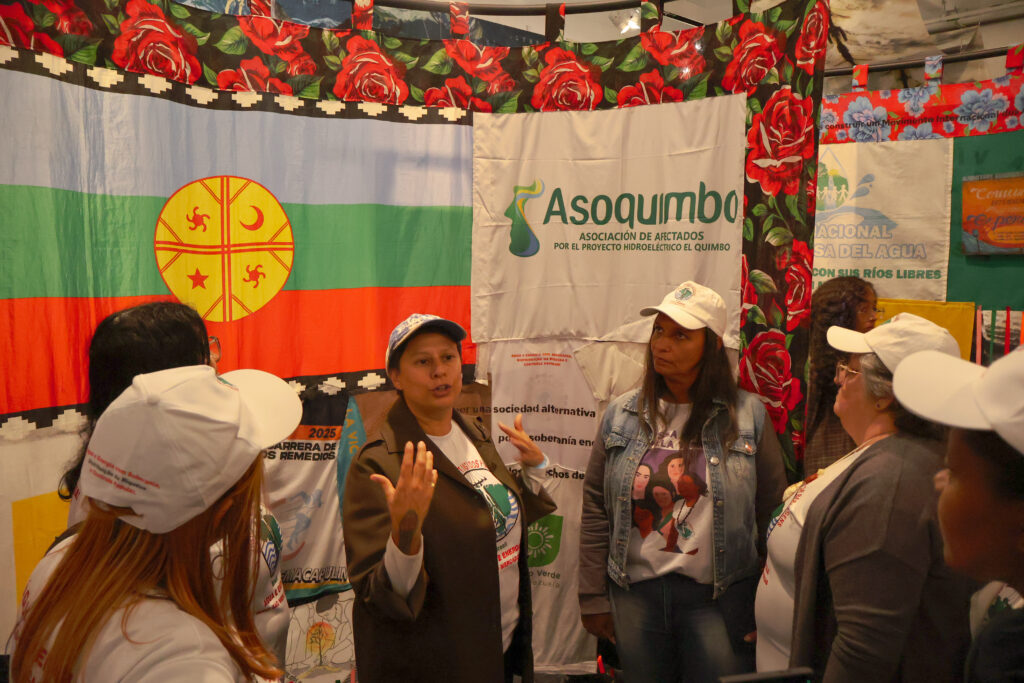 Após a performance Atarraya, militantes do MAB conheceram a exposição em uma visita guiada por Carolina Caycedo. As obras dialogam com a resistência dos povos atingidos por barragens e a defesa das águas e dos territórios. Fotos: Tamires Pinheiro / MAB
