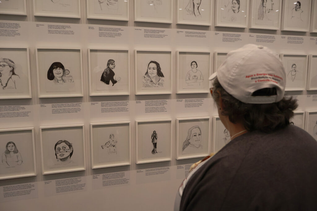 Após a performance Atarraya, militantes do MAB conheceram a exposição em uma visita guiada por Carolina Caycedo. As obras dialogam com a resistência dos povos atingidos por barragens e a defesa das águas e dos territórios. Fotos: Tamires Pinheiro / MAB